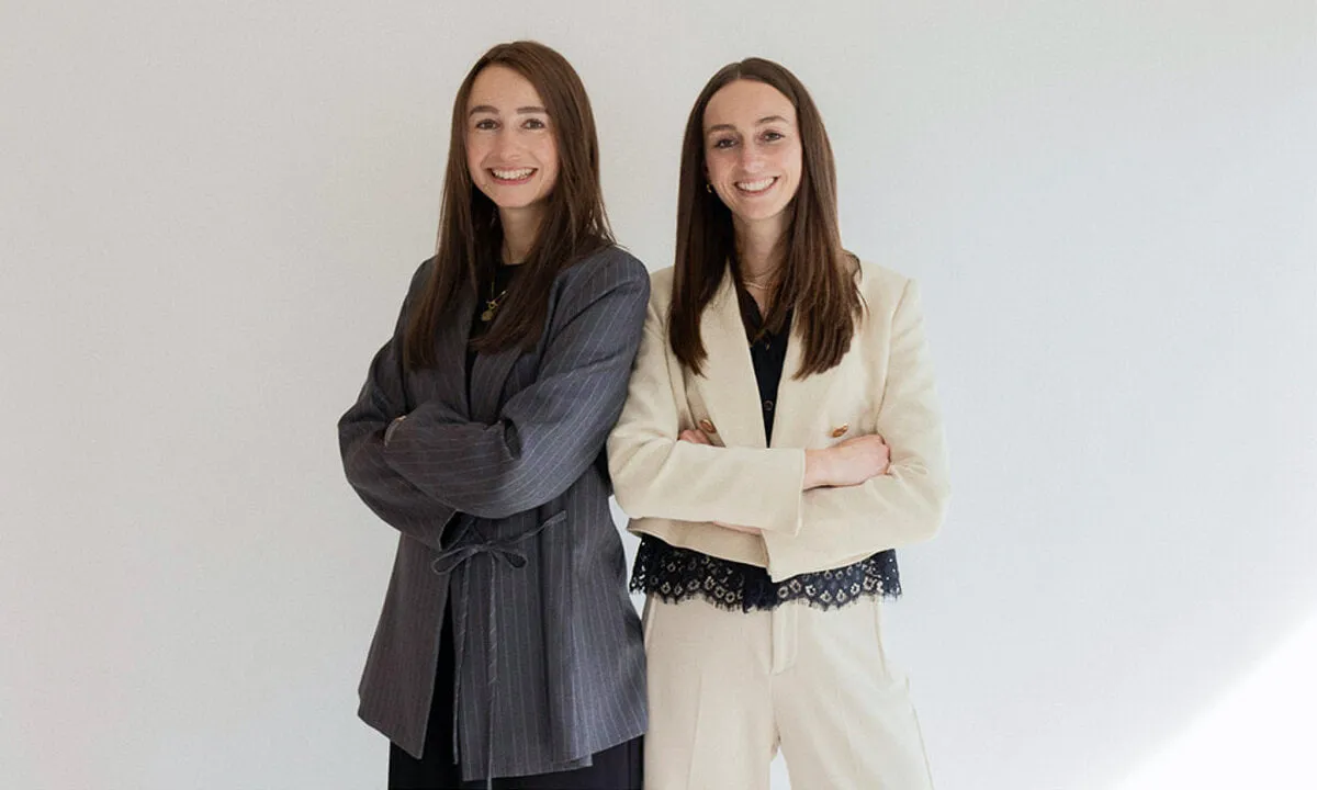 Martina und Christine Wallner im Ausstellungsraum