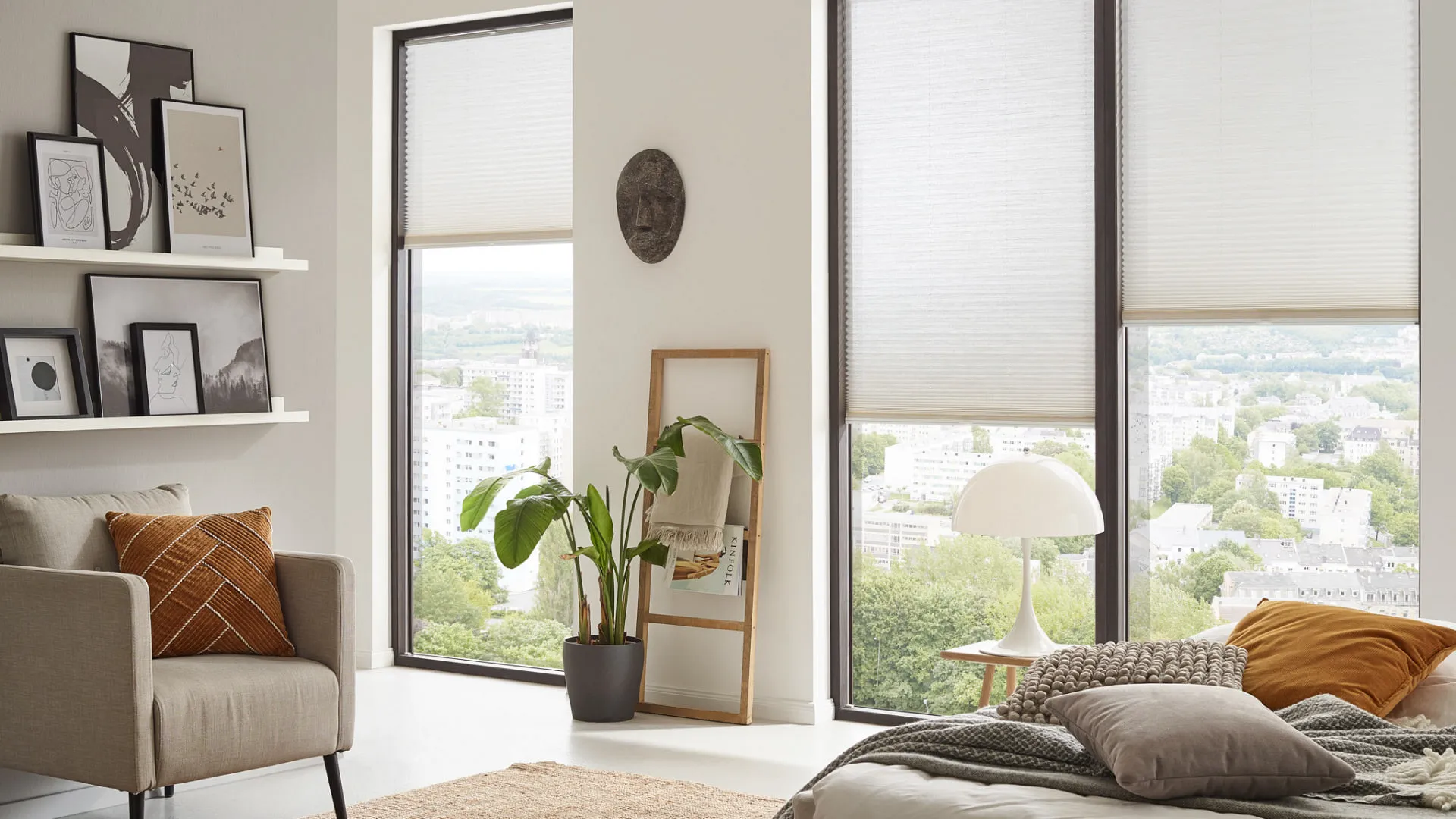 Faltstore filtert das Licht in einem hellen Wohnraum