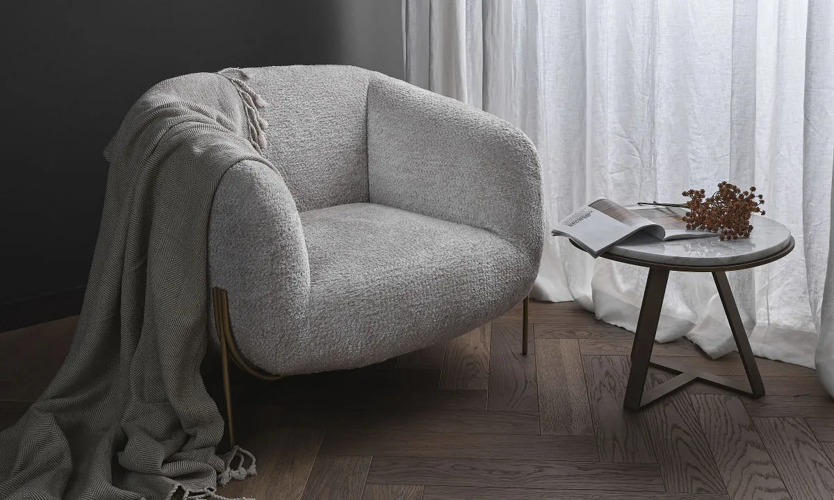 Sofa mit Kissen in einem Wohnraum